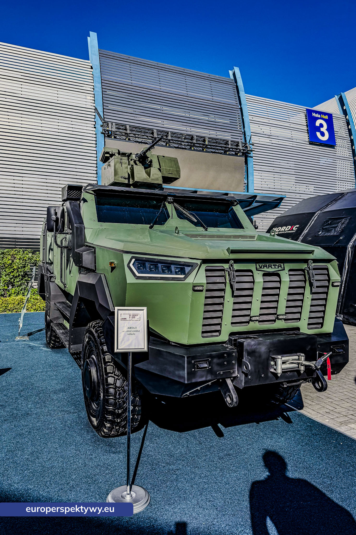 Opancerzony pojazd Varta przed halą numer 3, MSPO 2026