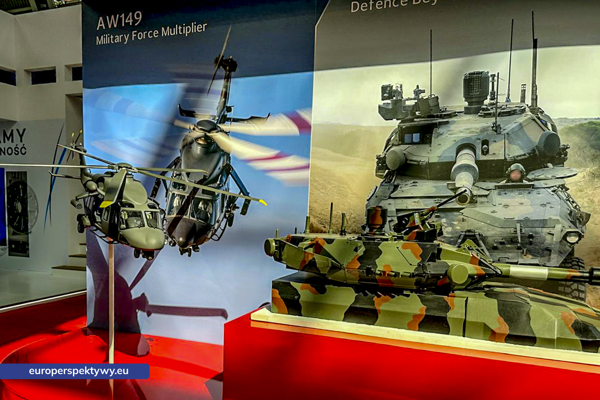 Modele śmigłowców AW149 i pojazdu bojowego na stoisku, MSPO 2026