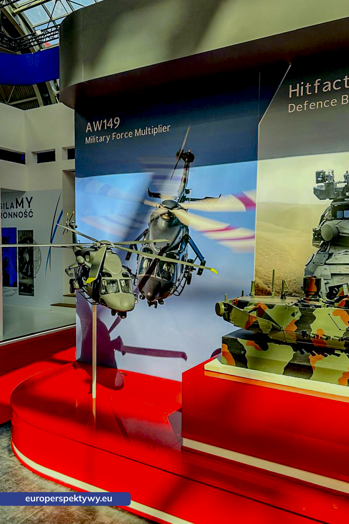 Modele śmigłowców AW149 i pojazdu bojowego na stoisku, MSPO 2026