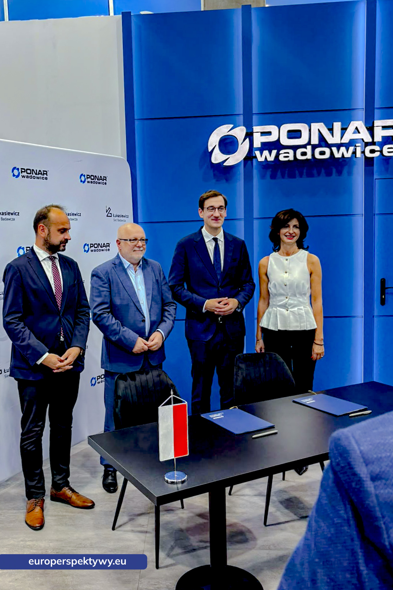 Przedstawiciele Łukasiewicz i PONAR Wadowice po podpisaniu umowy, MSPO 2026