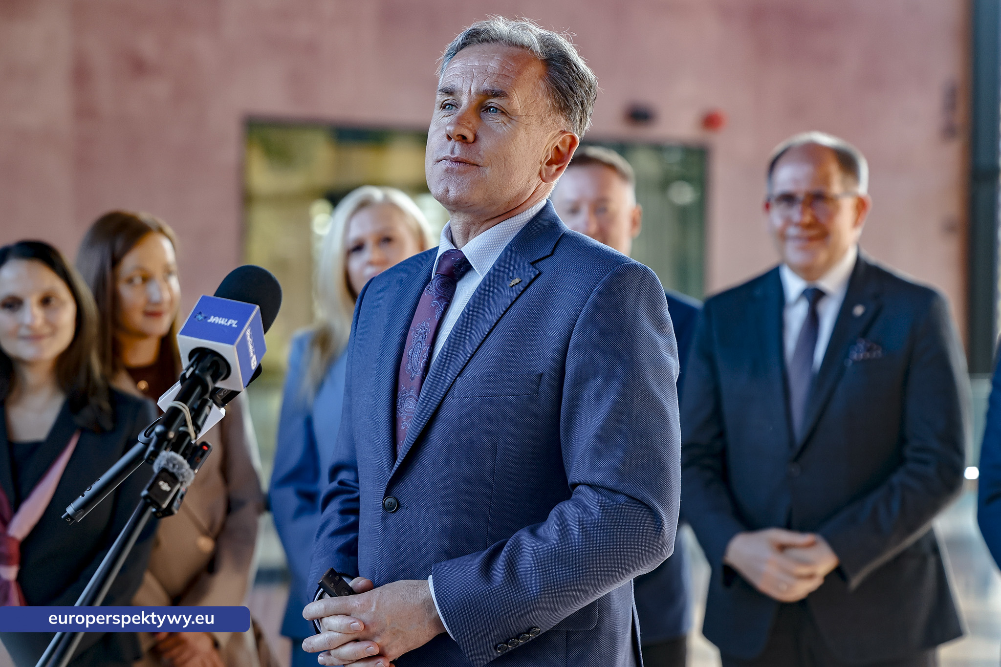 Rafał Żelazny, prezes KSSE, przy mównicy podczas konferencji KSSE w Akademii Muzycznej w Katowicach