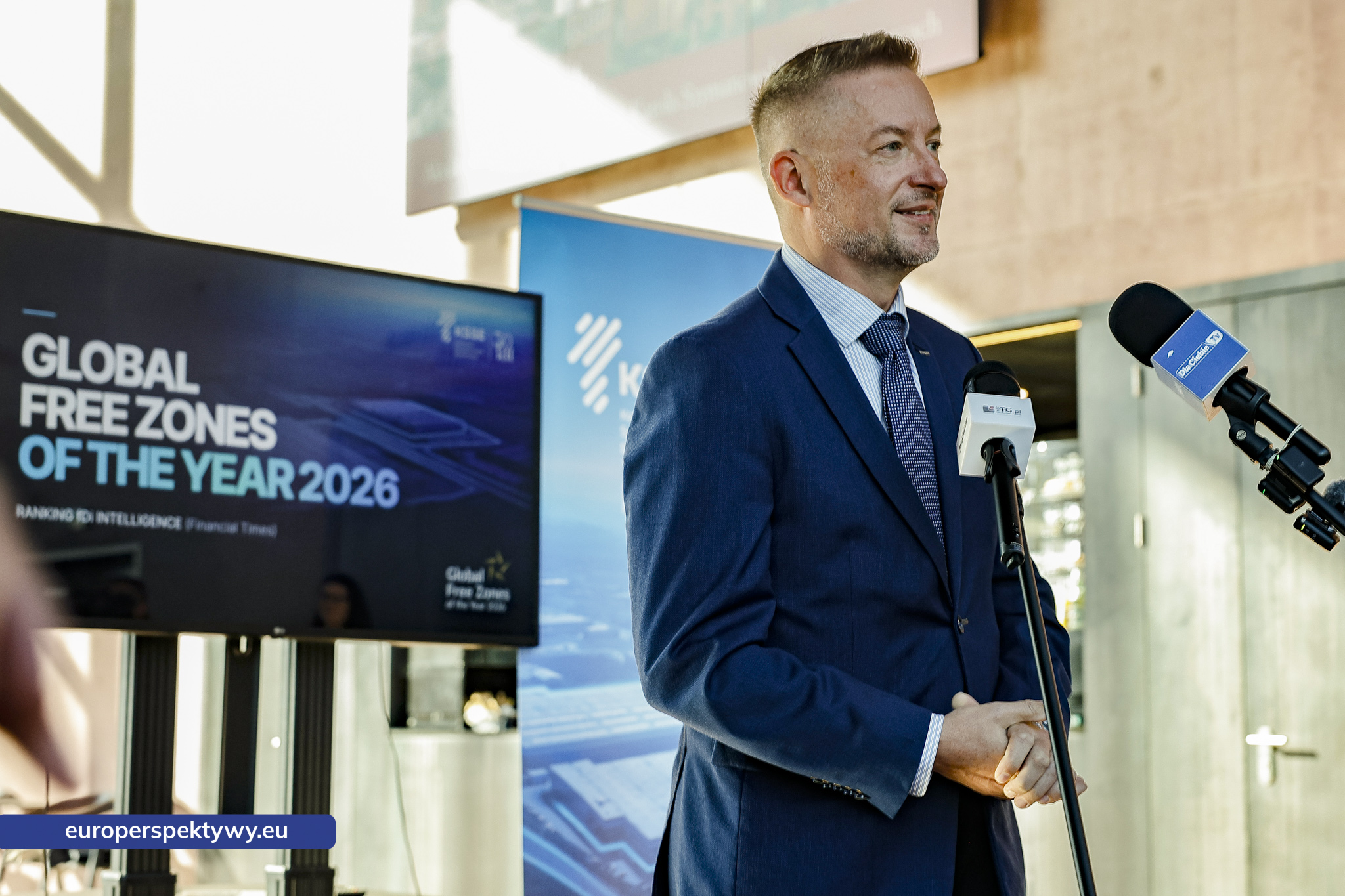 Andrzej Szulik z firmy Hager na tle planszy Global Free Zones of the Year 2026