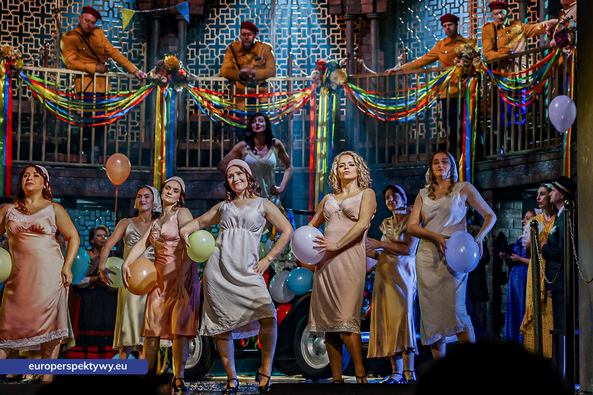 Robotnice fabryki cygar z bliska Robotnice fabryki cygar w jasnych sukienkach, opera Carmen Georges'a Bizeta w Operze Śląskiej