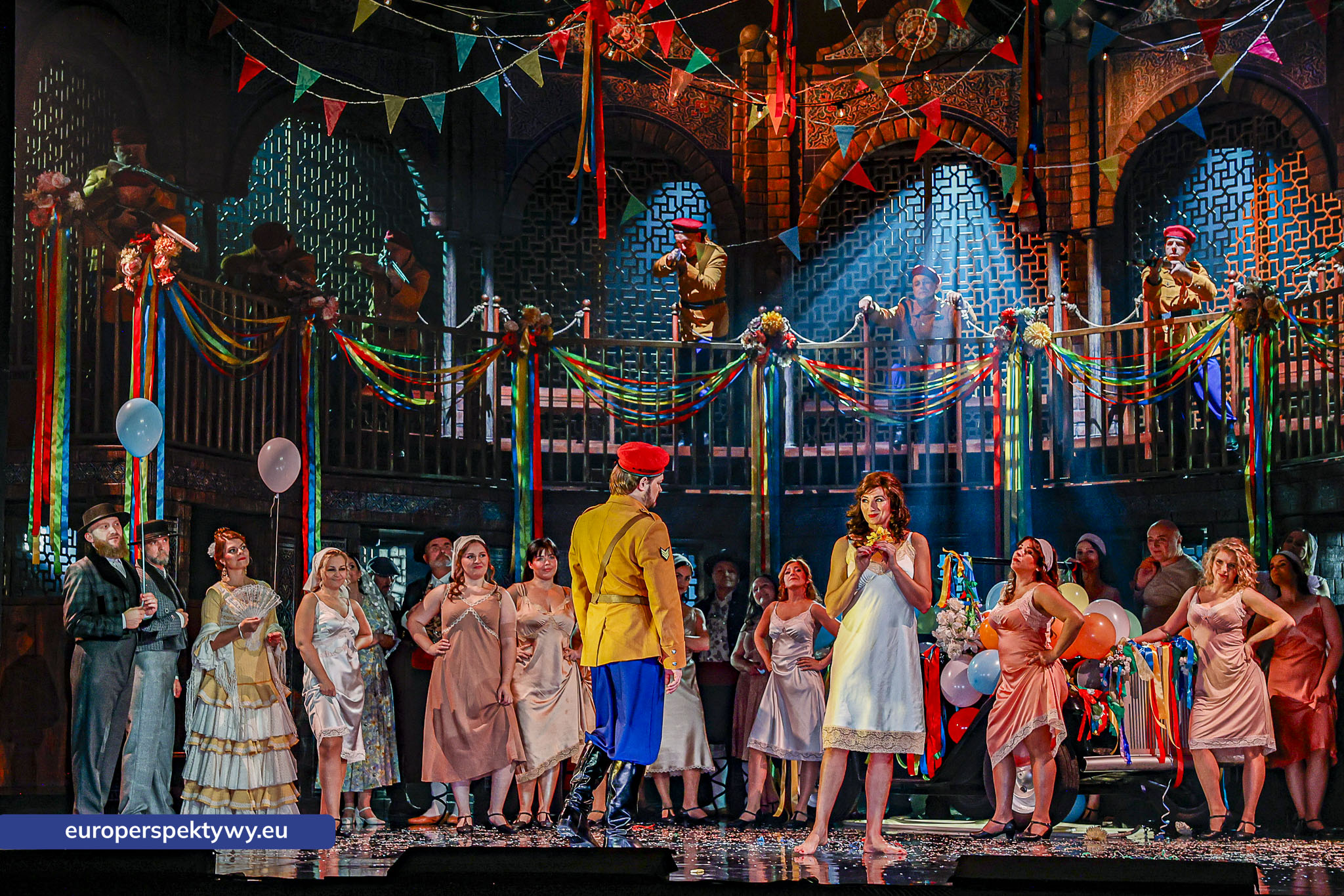 Chór i żołnierz w żółtym mundurze Chór i żołnierz w żółtym mundurze na placu w Sewilli, opera Carmen w Operze Śląskiej