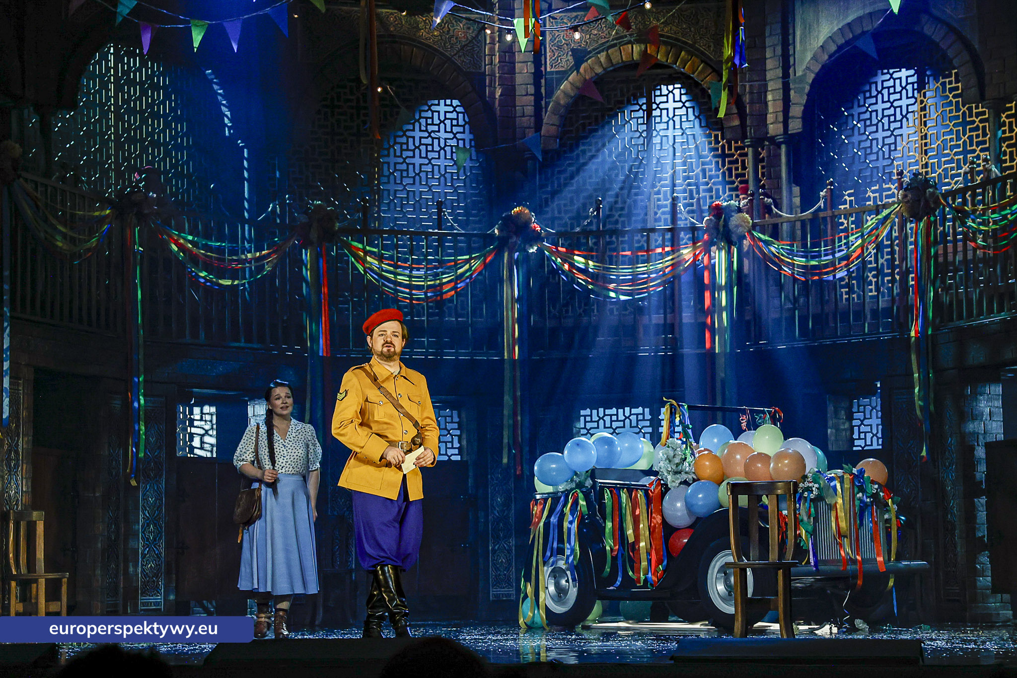 Don José na placu Don José w żółtym mundurze na placu w Sewilli, opera Carmen Georges'a Bizeta w Operze Śląskiej