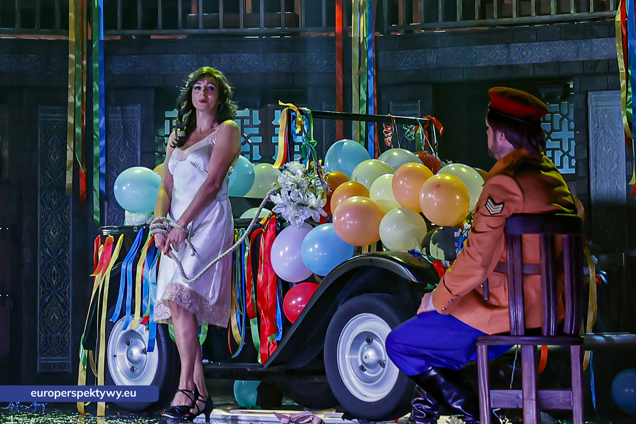 Carmen i Don José przy samochodzie z balonami, opera Carmen w Operze Śląskiej w Bytomiu