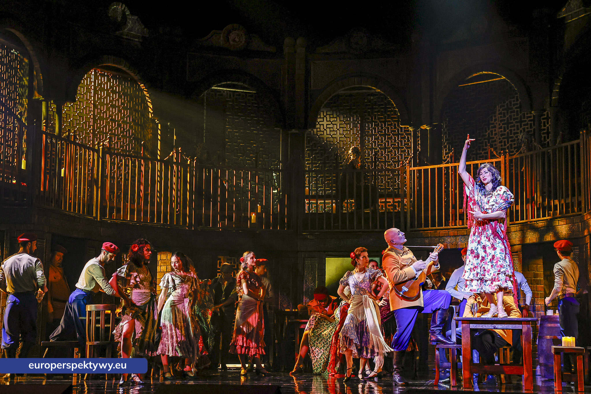 Carmen tańczy na stole w gospodzie Lillasa Pastii, II akt opery Carmen, Opera Śląska