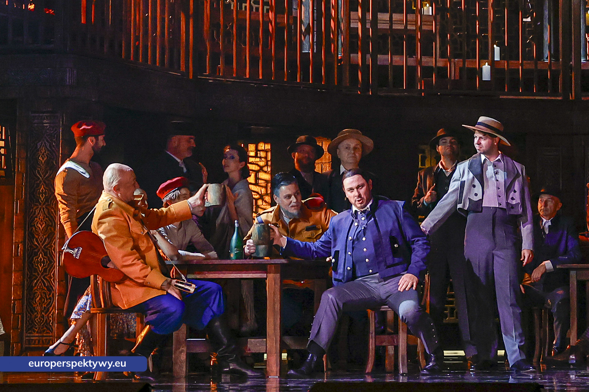 Goście przy stolikach w gospodzie Soliści i chór przy stolikach w gospodzie, opera Carmen Georges'a Bizeta w Operze Śląskiej