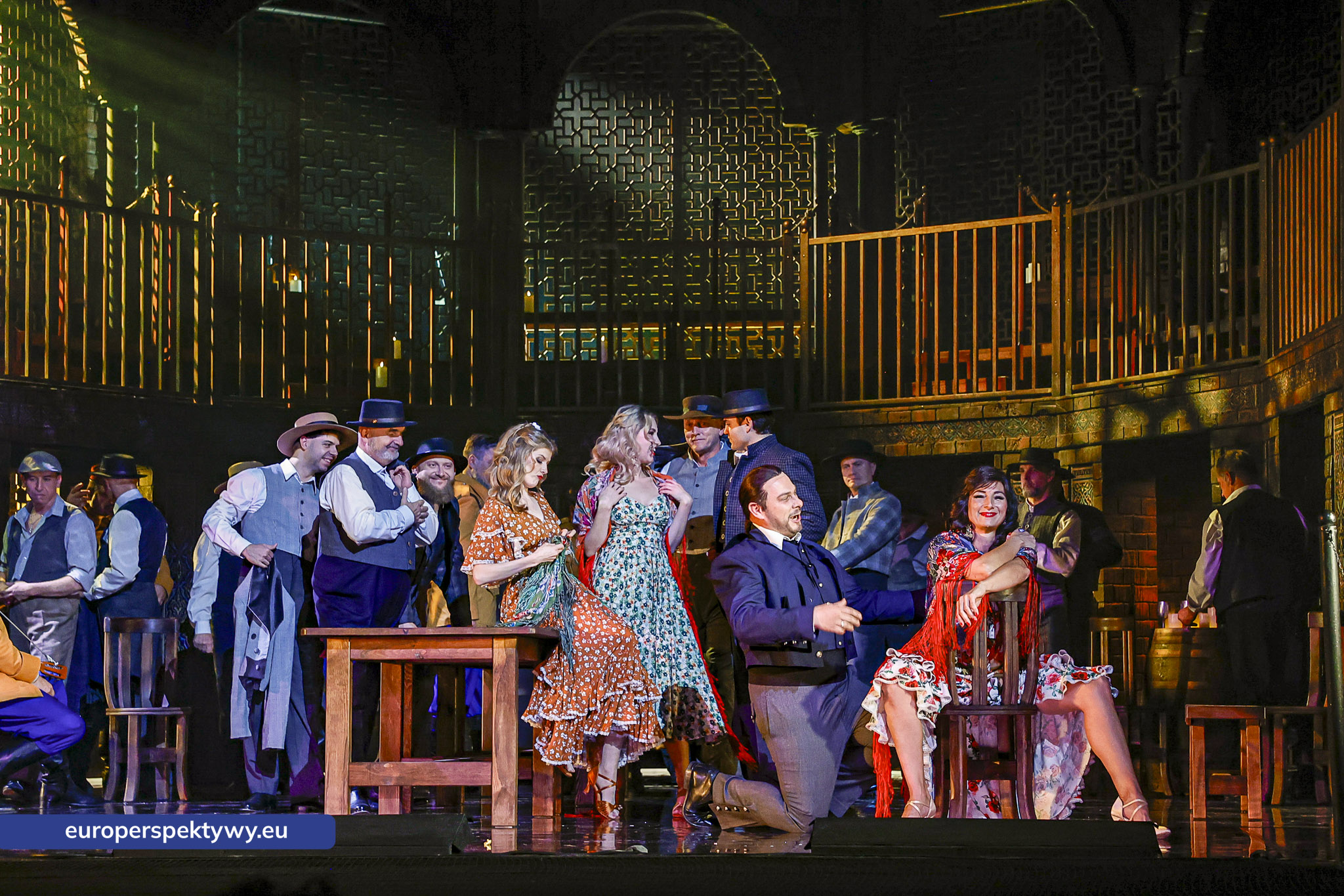 Scena zbiorowa w gospodzie Scena zbiorowa w gospodzie Lillasa Pastii, opera Carmen w Operze Śląskiej w Bytomiu