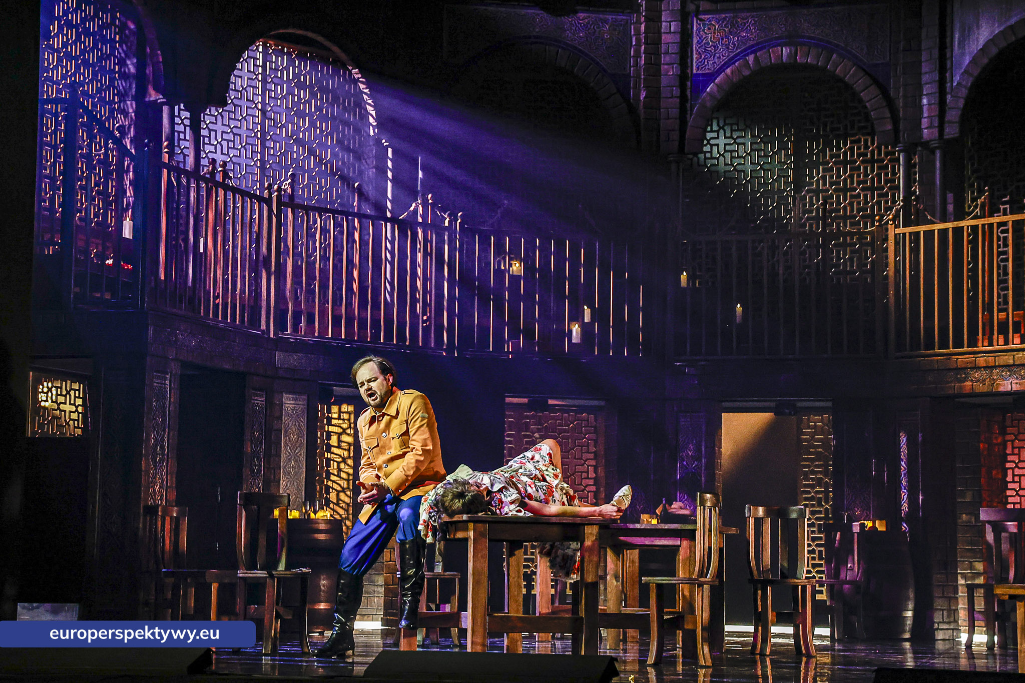 Don José w gospodzie Don José w żółtym mundurze przy stole w gospodzie, opera Carmen w Operze Śląskiej
