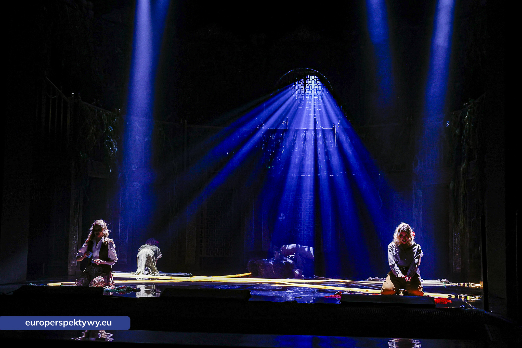 Nocna scena w snopach światła Nocna scena w snopach niebieskiego światła, reżyseria świateł Gonzalo Córdova, opera Carmen