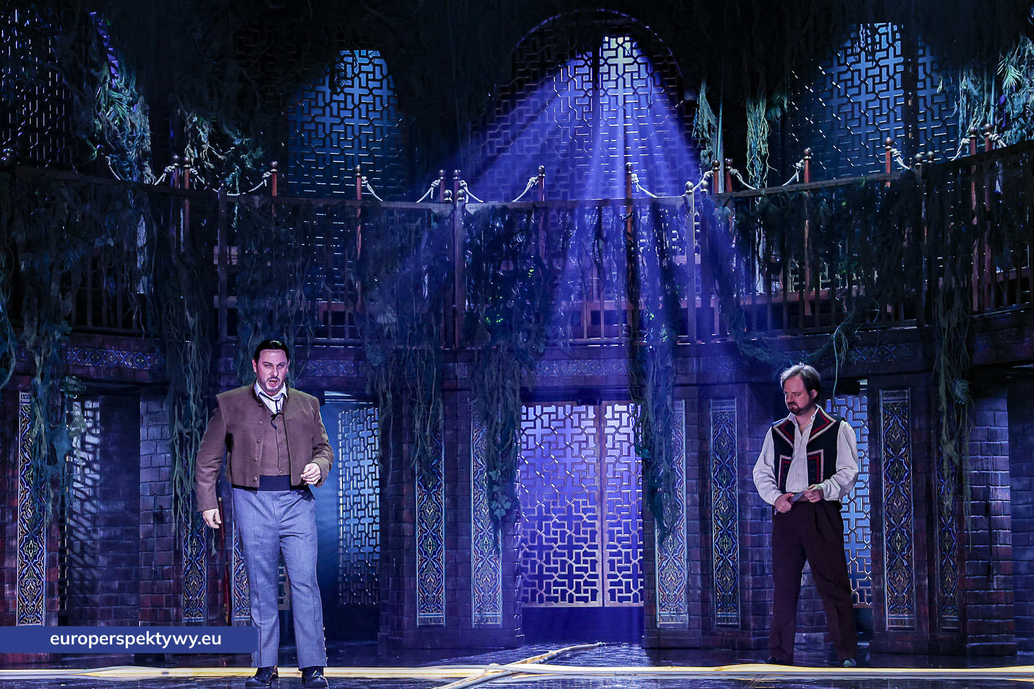 Dwaj soliści w nocnej scenie Dwaj soliści w nocnej scenie opery Carmen, Opera Śląska w Bytomiu