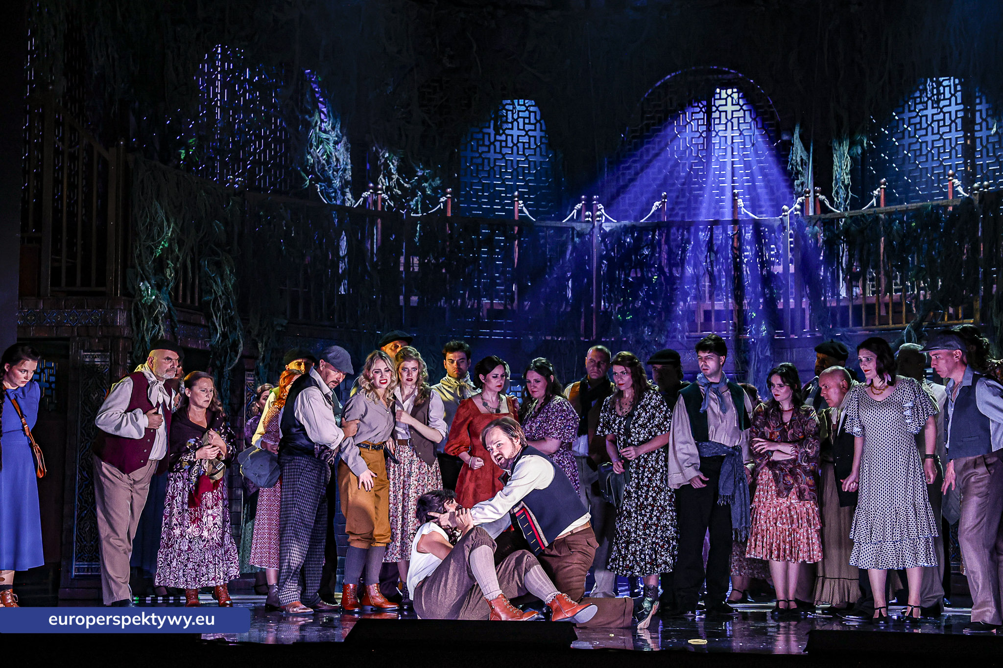 Przemytnicy w nocnej scenie Chór w nocnej scenie zbiorowej w niebieskim świetle, opera Carmen w Operze Śląskiej
