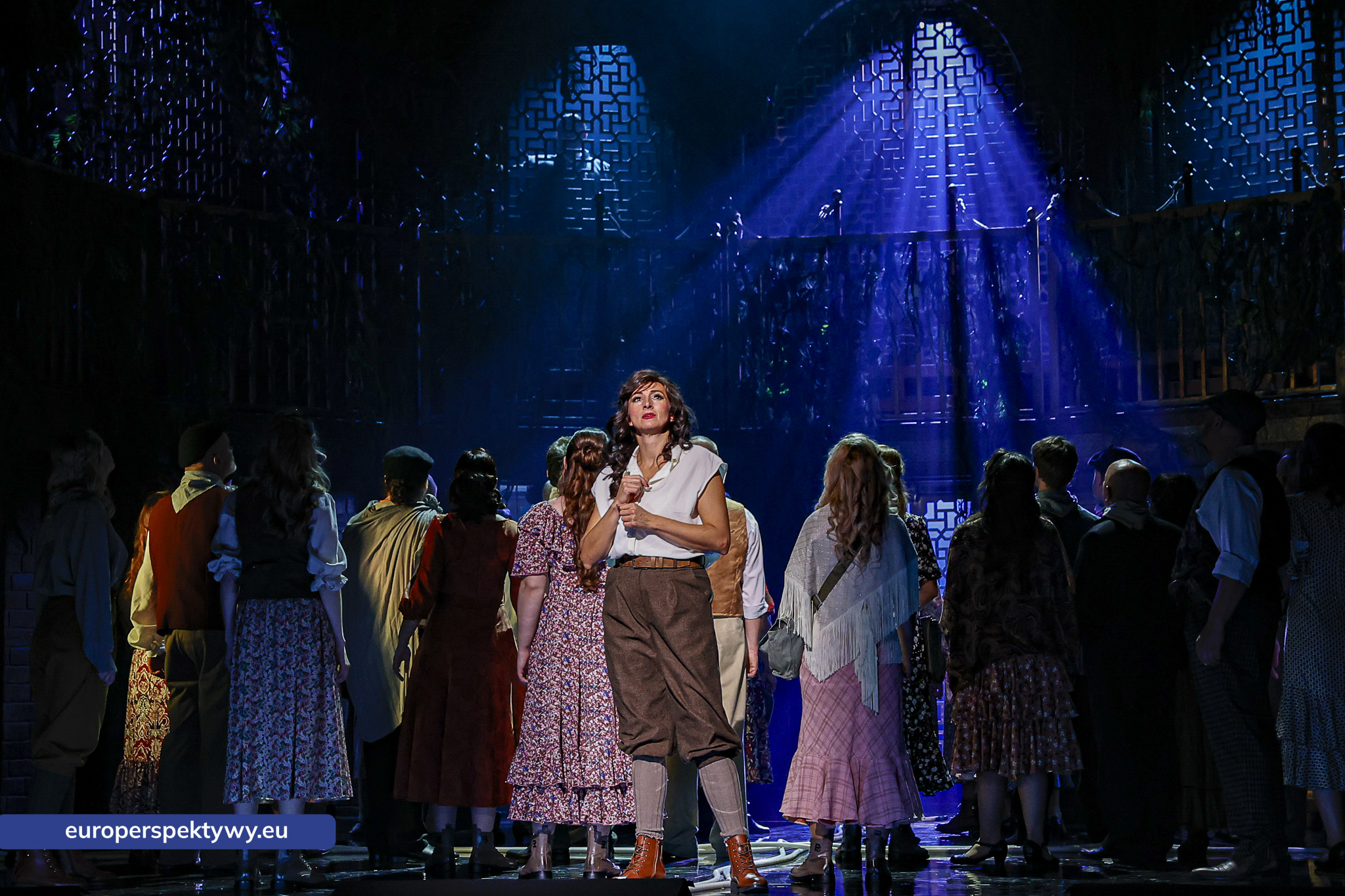 Soliści i chór nocą Soliści i chór w nocnej scenie opery Carmen Georges'a Bizeta, Opera Śląska w Bytomiu