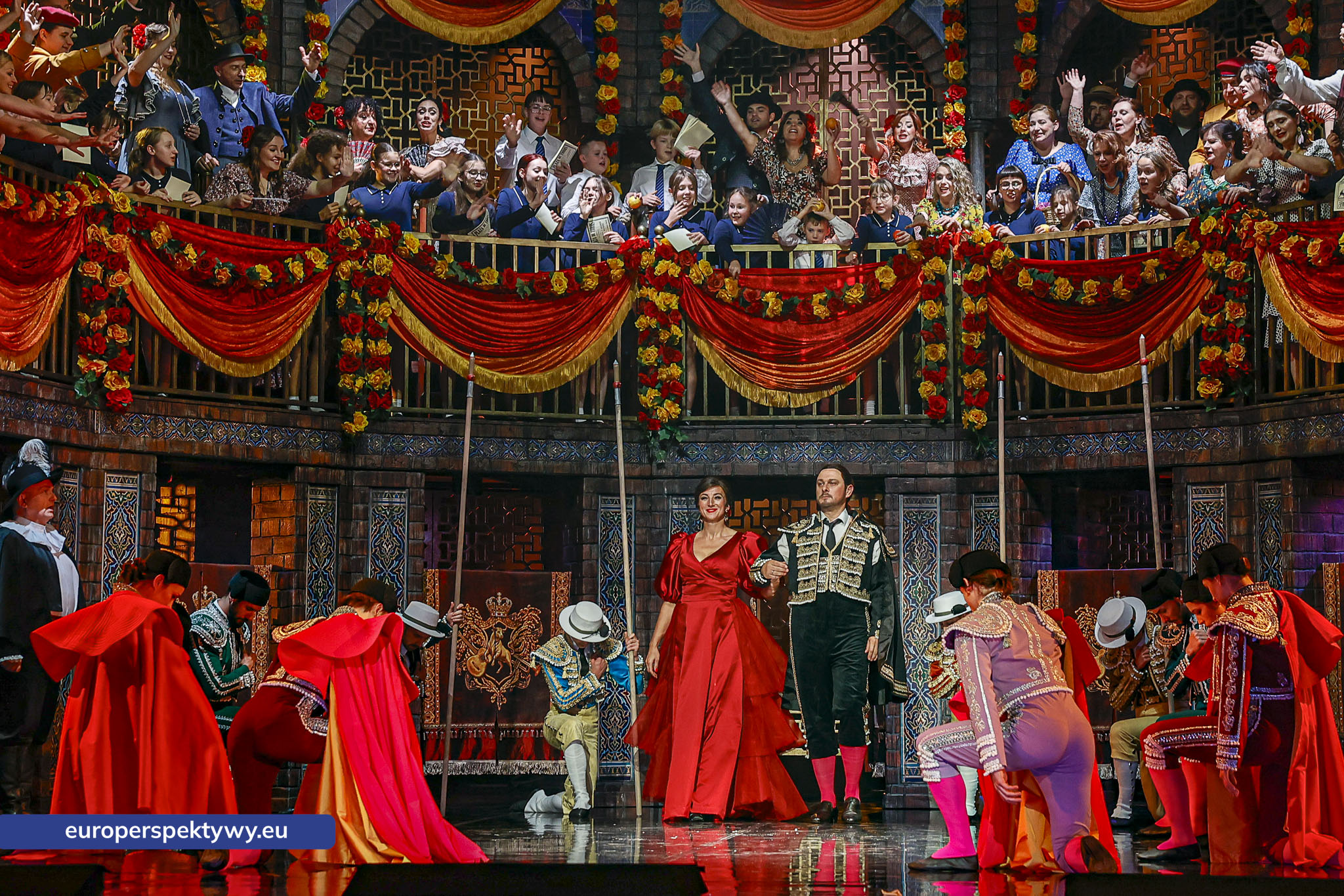 Finałowa scena zbiorowa Finałowa scena zbiorowa przed areną, opera Carmen Georges'a Bizeta w Operze Śląskiej
