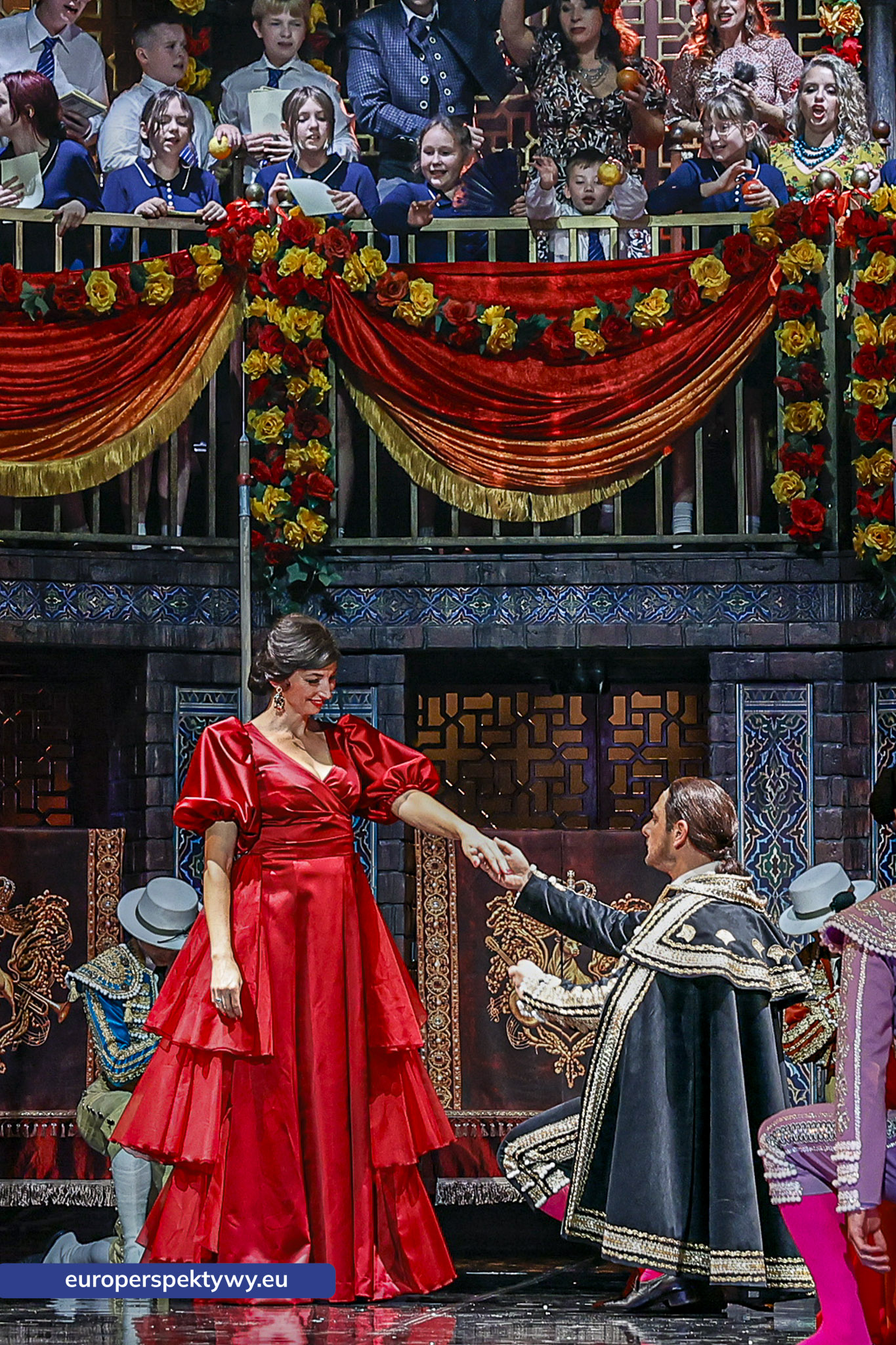 Carmen w czerwonej sukni Carmen w czerwonej sukni przed areną, IV akt opery Carmen w Operze Śląskiej