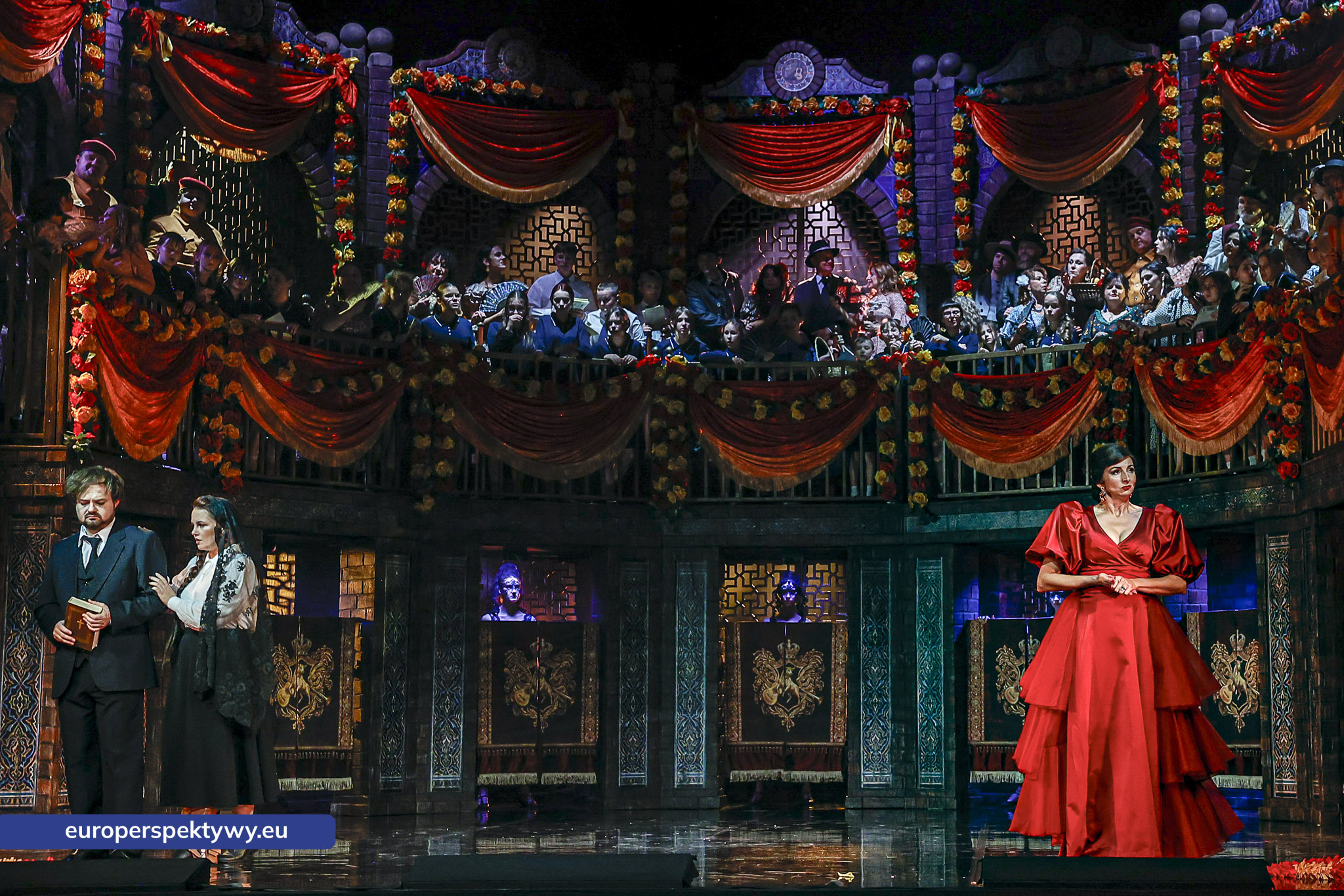 Carmen w czerwonej sukni i soliści przed areną, opera Carmen w Operze Śląskiej