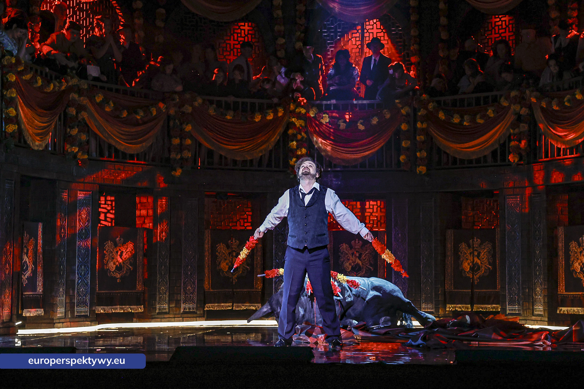 Finał opery Carmen Finałowa scena opery Carmen w czerwonym świetle, Opera Śląska w Bytomiu