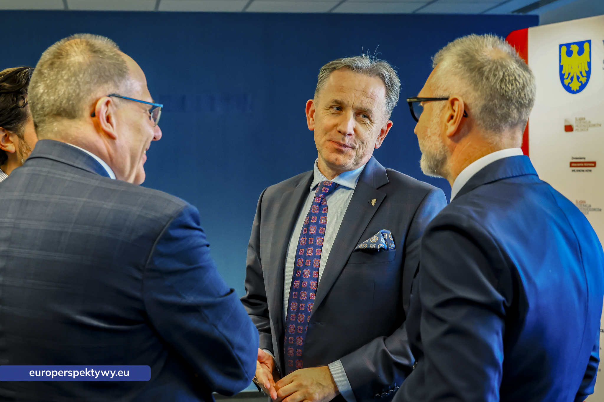Kuluarowa rozmowa uczestników spotkania Śląskiej Federacji Przedsiębiorców Polskich