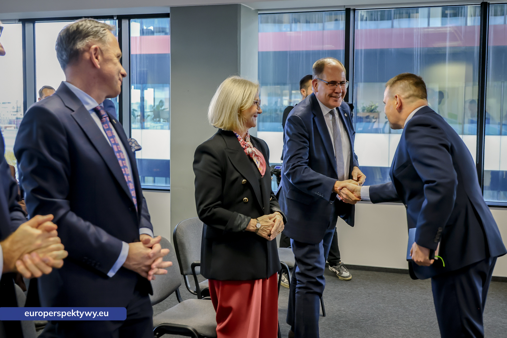 Uścisk dłoni uczestników przed debatą ŚFPP „Biznes i gospodarka”