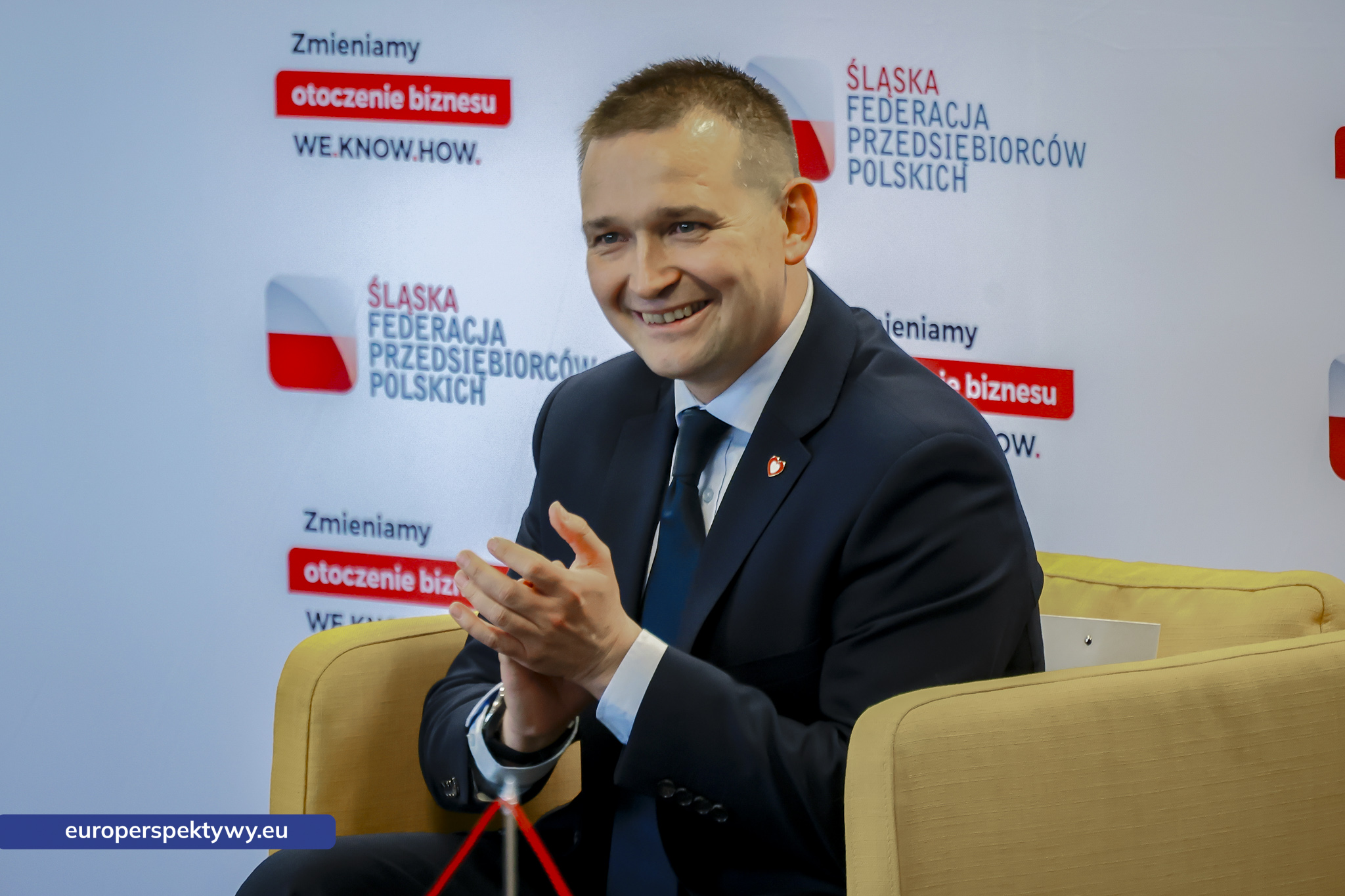 Michał Jaros, wiceminister rozwoju i technologii, bije brawo podczas spotkania ŚFPP