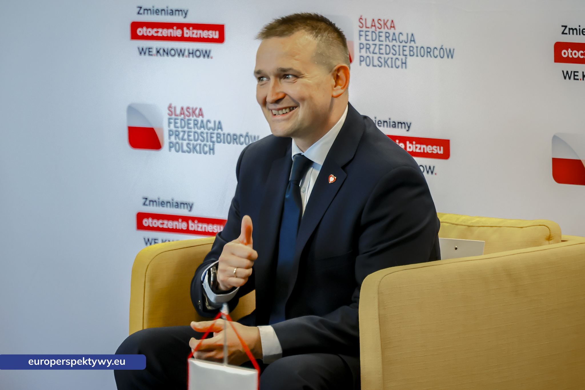 Michał Jaros, wiceminister rozwoju i technologii, w żółtym fotelu podczas debaty ŚFPP