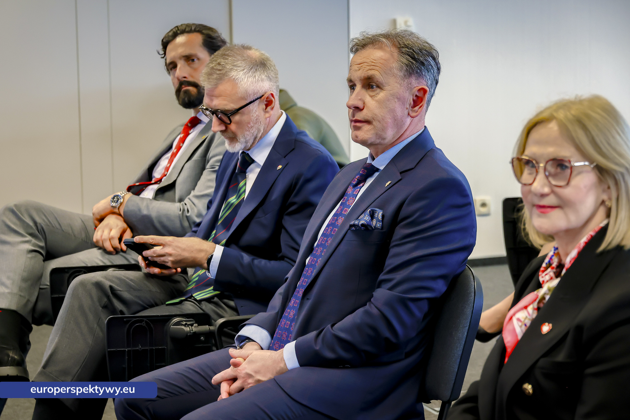 Uczestnicy w pierwszym rzędzie słuchają debaty, po prawej posłanka Urszula Koszutska