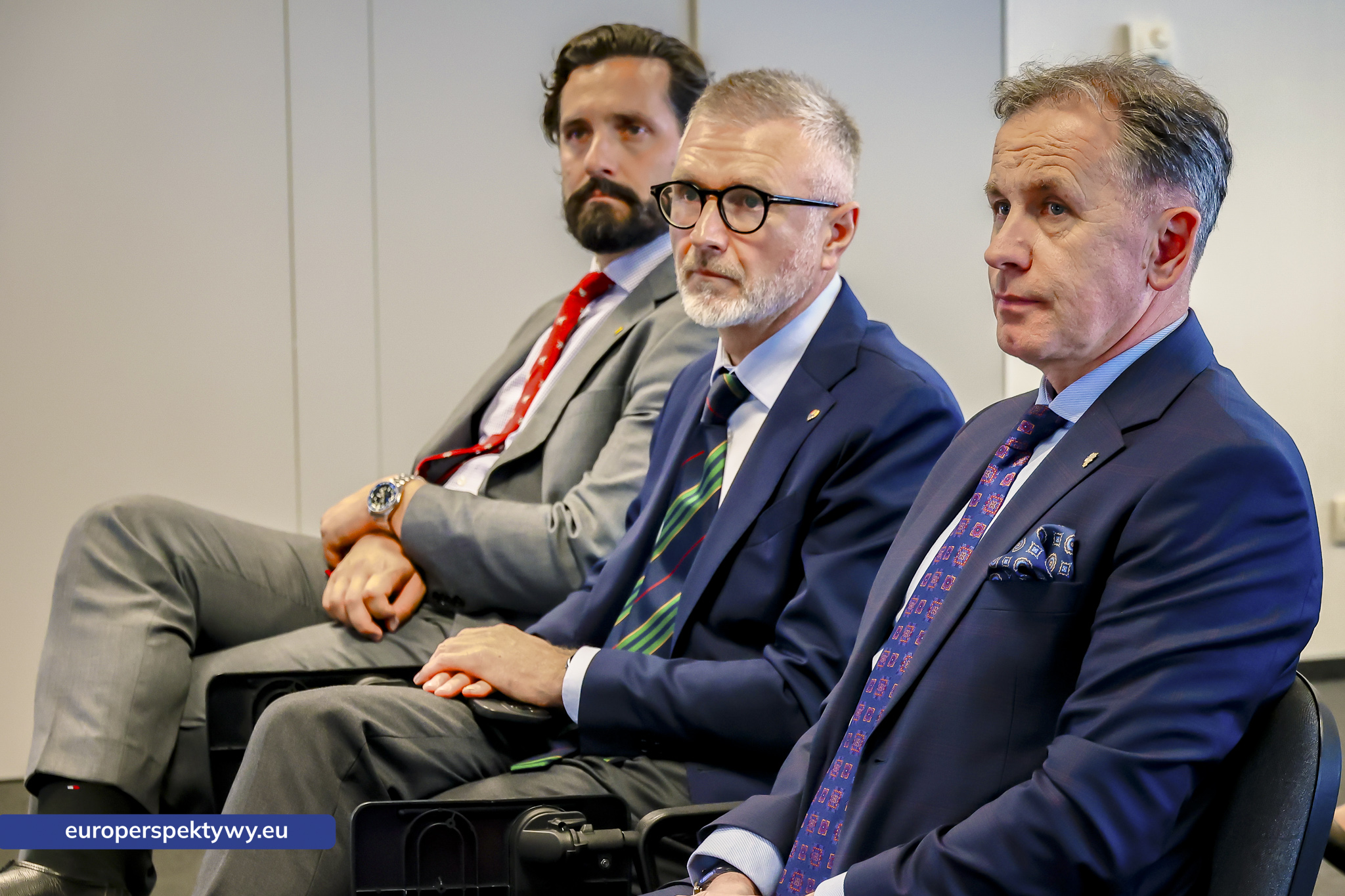Goście w pierwszym rzędzie śledzą rozmowę panelistów