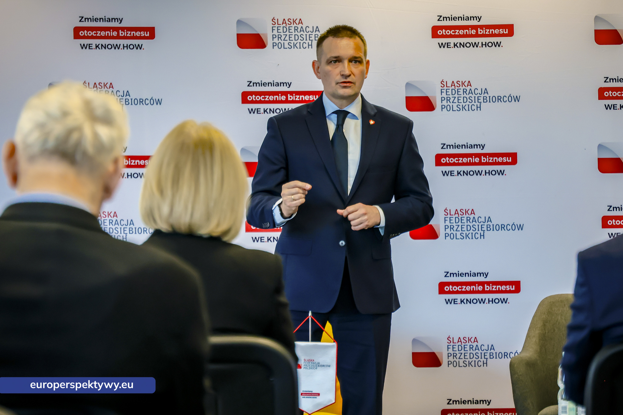 Wiceminister Michał Jaros zwraca się do uczestników spotkania ŚFPP, na pierwszym planie słuchacze