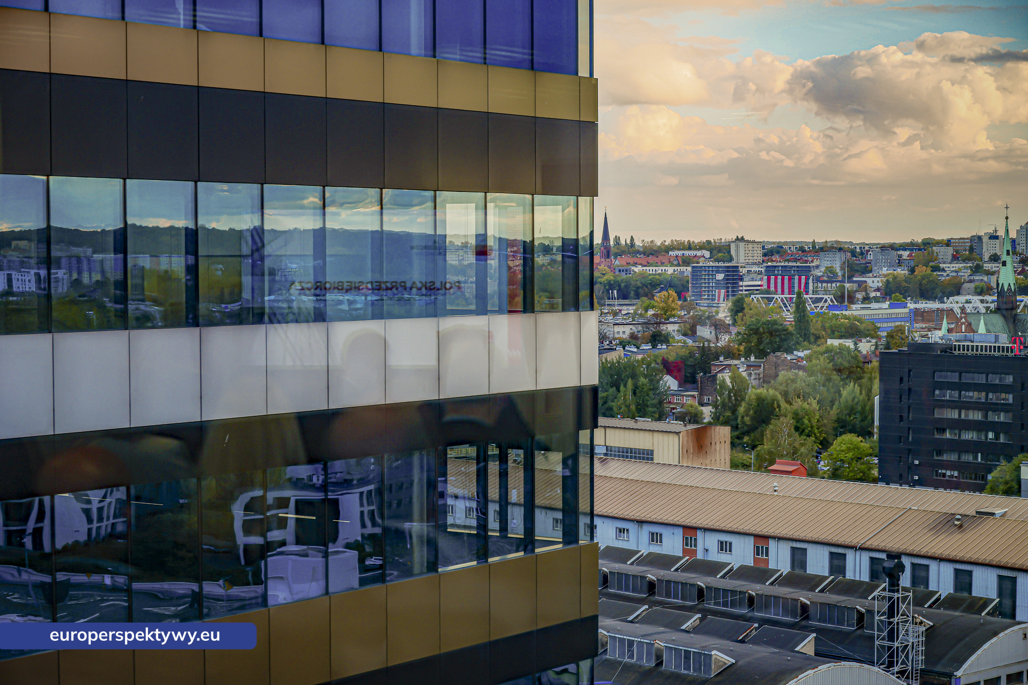 Widok z okna sali konferencyjnej na panoramę miasta