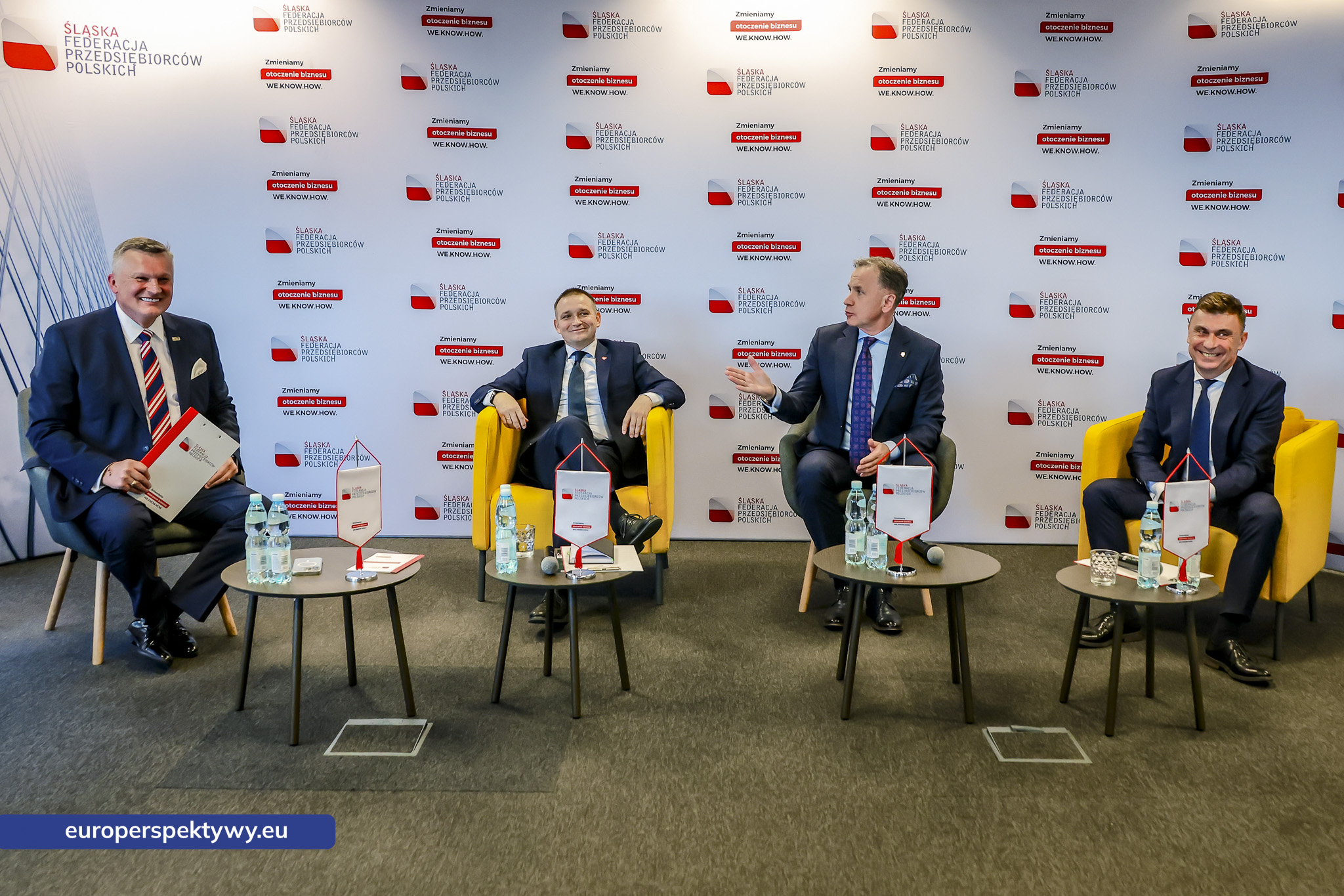 Czterech panelistów w fotelach na scenie debaty ŚFPP „Biznes i gospodarka”