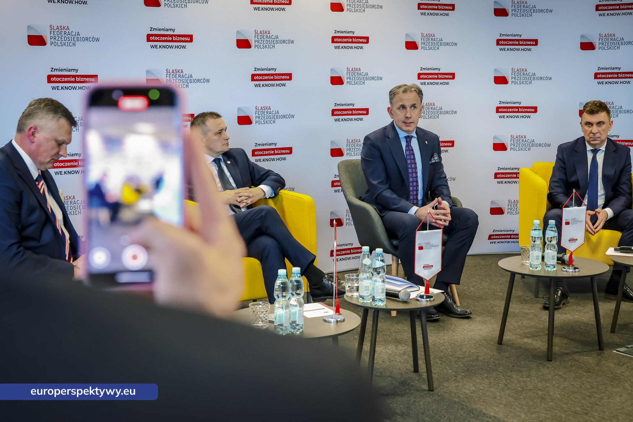 Uczestnik nagrywa telefonem debatę panelistów ŚFPP