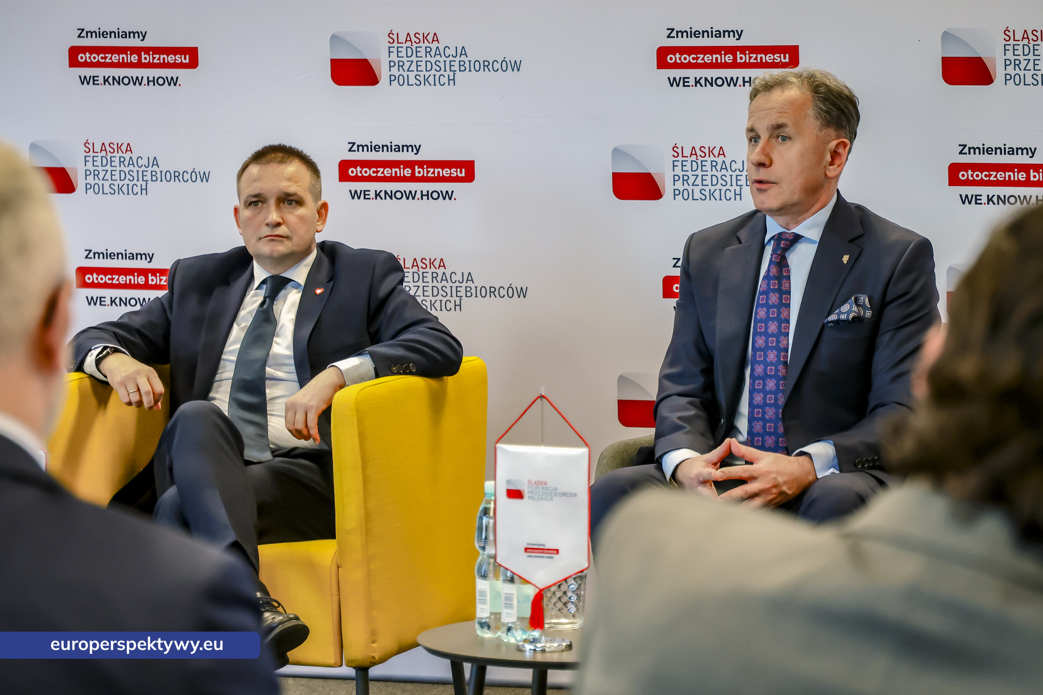 Paneliści słuchają wypowiedzi z sali podczas debaty ŚFPP