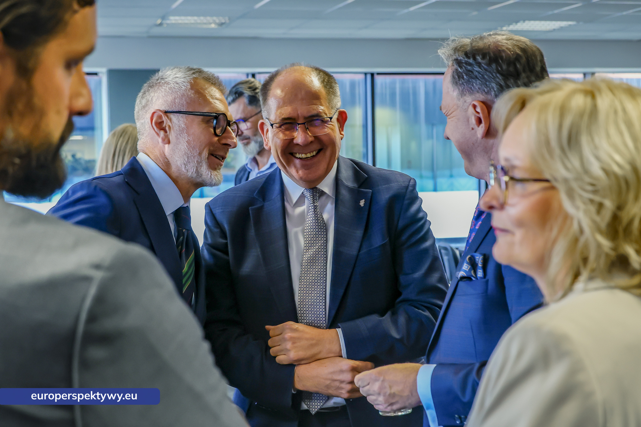 Przedsiębiorcy w rozmowie podczas networkingu przed debatą ŚFPP