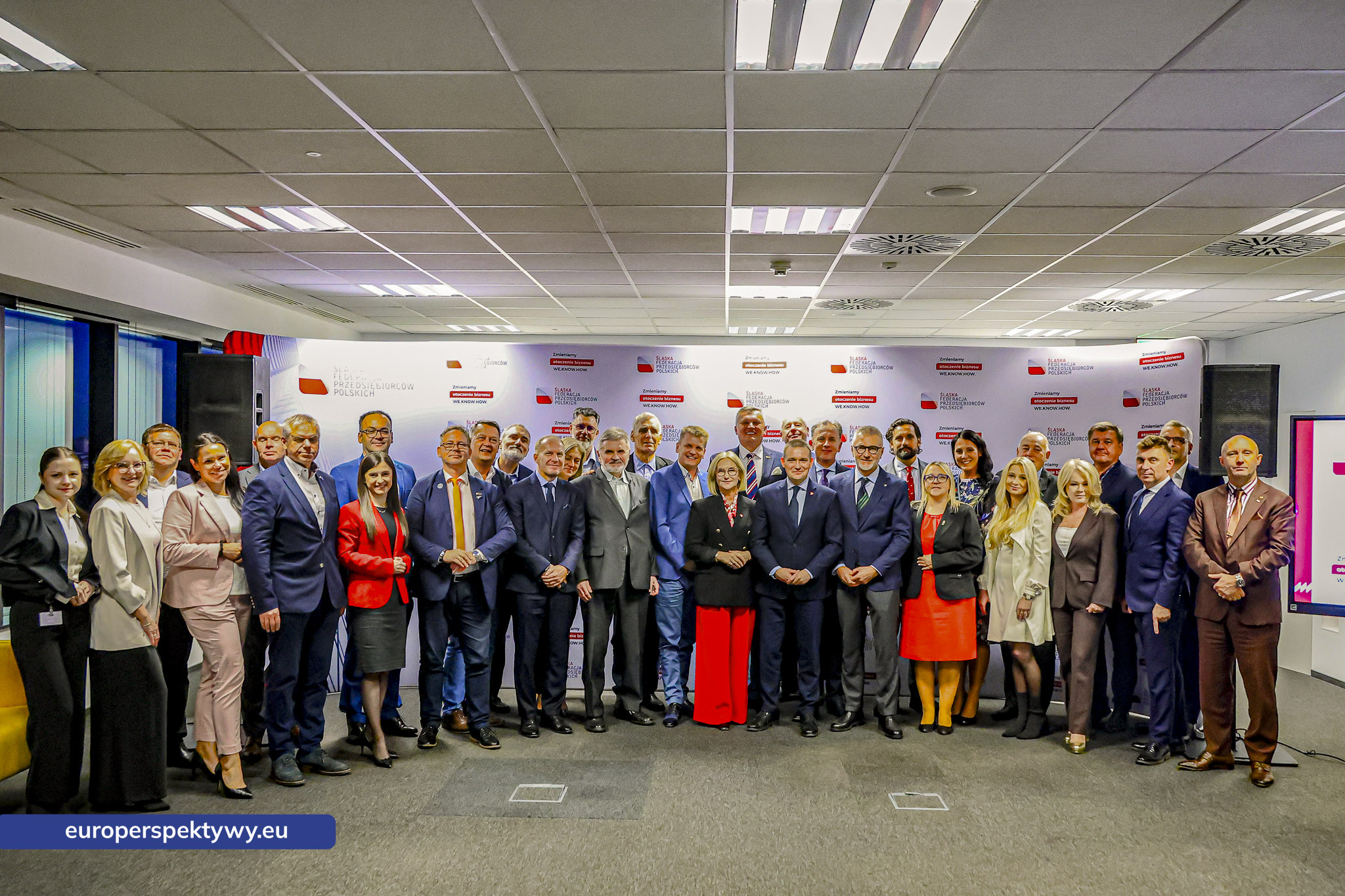Pamiątkowe zdjęcie grupowe uczestników ŚFPP „Biznes i gospodarka”
