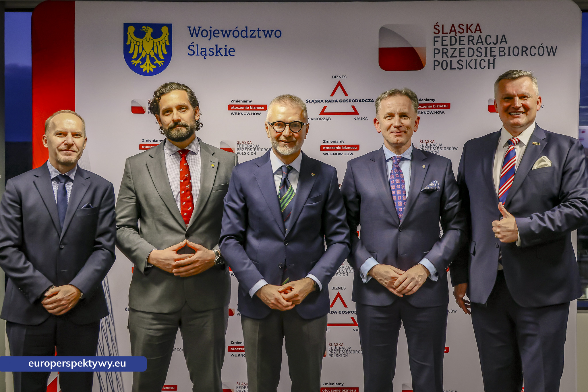 Pięciu uczestników na tle ścianki Województwa Śląskiego i ŚFPP