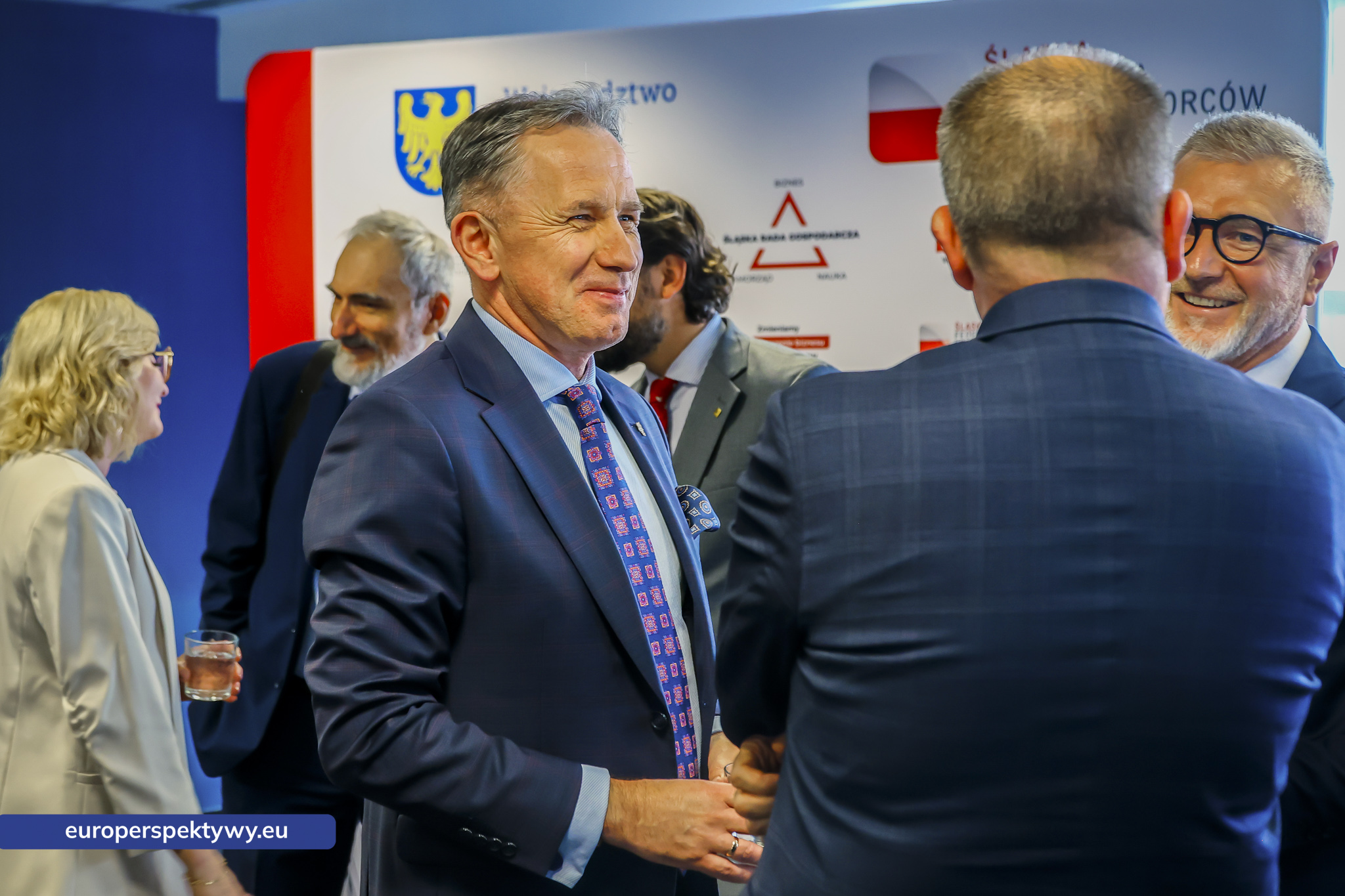 Uczestnicy rozmawiają przy ściance Śląskiej Federacji Przedsiębiorców Polskich