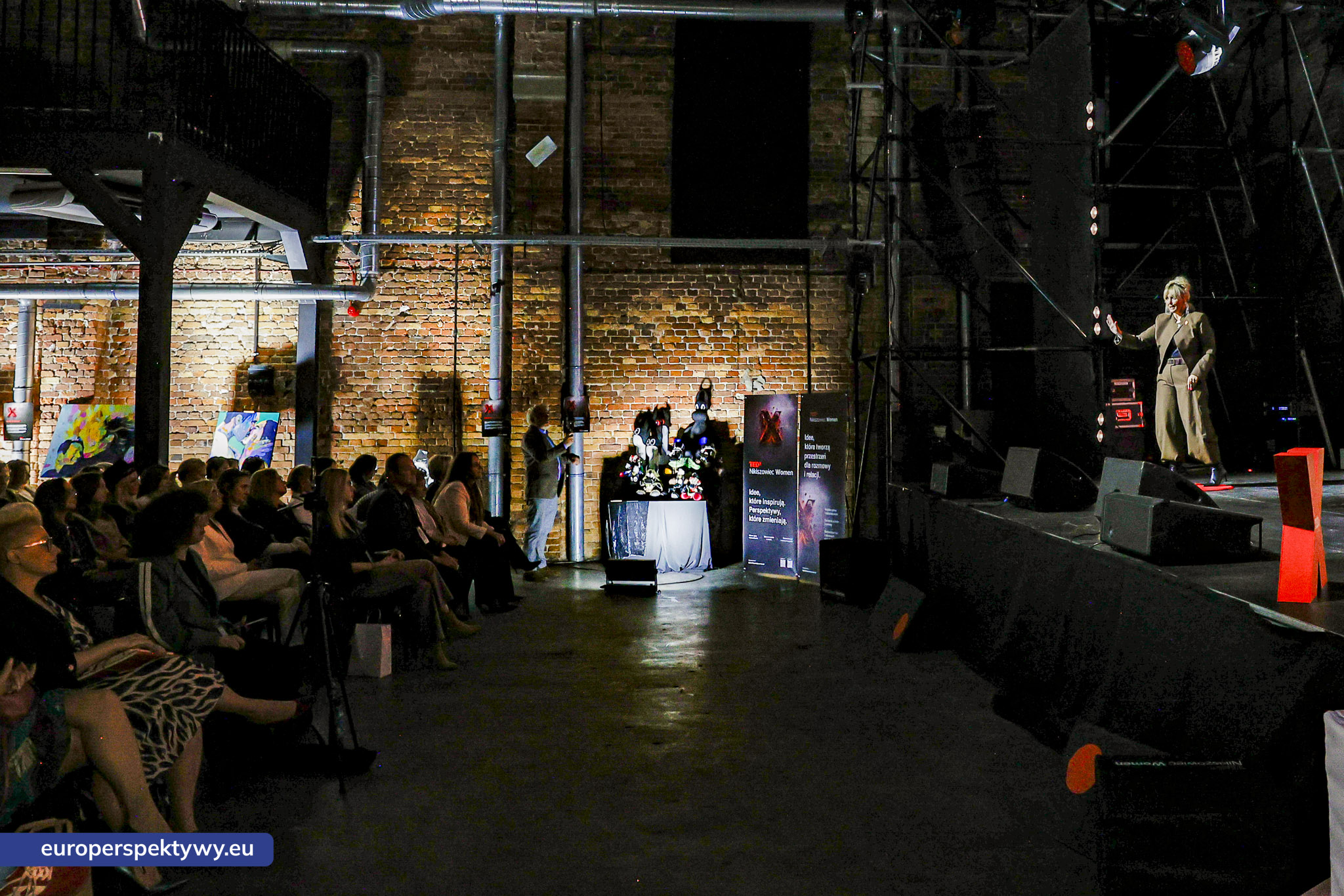 TEDxNikiszowiec Women 2026 Europerspektywy TEDxNikiszowiec Women. O transformacji, odwadze i szukaniu własnej drogi